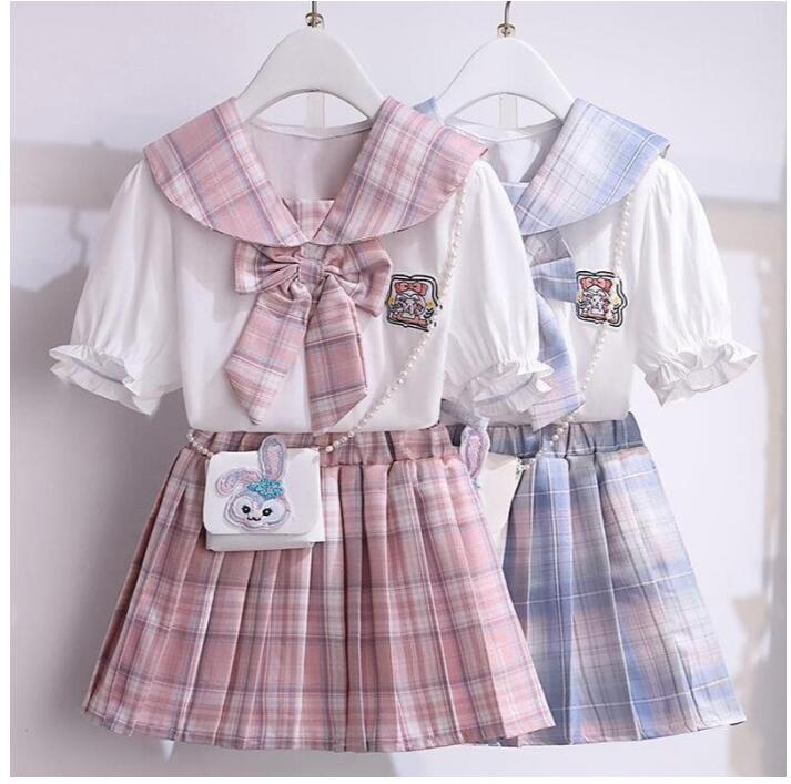 ご来店いただいてありがとうございます。商品詳細：伸縮性：なし付属品：なしセット内容：半袖シャツ+スカート バッグは含まれません カラー：写真通り柔らかさ：普通厚さ：普通素材：綿・ポリエステル季節：春夏秋冬サイズ(cm)：110：身長100-110cm　正常体重120：身長110-120cm　正常体重130：身長120-130cm　正常体重140：身長130-140cm　正常体重150：身長140-150cm　正常体重160：身長145-155cm　正常体重170：身長155-165cm　正常体重(単位:約cm)※モデル画像は環境光の影響によりカラーが異なって見える場合がございます。※採寸は製造メーカー提供情報ですので、1~3cm誤差が生じる場合がございます。※お客様の体型に合致しない場合もございますので、参考程度にご使用ください。仕入時期により多少デザインなど異なる場合があります。ご了承ください。平置きサイズです。また、商品によって多少の誤差がある場合がございます。予めご了承下さいませ。初期不良品以外、イメージ、サイズや色の感じ違いの理由など、キャンセルや返品はお受けることができません。ご了承下さいませ。
