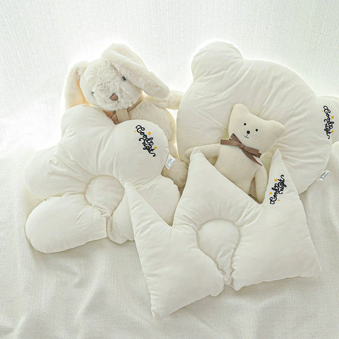 丸ごと洗える頭まんまる赤ちゃん枕 寝ている時間が長い赤ちゃんのために作られたかわいい枕のご紹介です♪ 赤ちゃんは頭が柔らかいので、絶壁防止には欠かせないアイテムです◎ 丸洗いできていつでも清潔に使えて安心です。 ■素材 コットン ■サイズ 約32cm × 約34cm × 約7cm (タイプによって誤差がある場合がございます。ご了承ください。） ──── ■商品や注文について サイズ等何かご不明がございましたらお問い合わせよりお気軽にご連絡くださいませ。 モニターの発色の具合によって、実際の商品と色が異なって見える場合がございます。