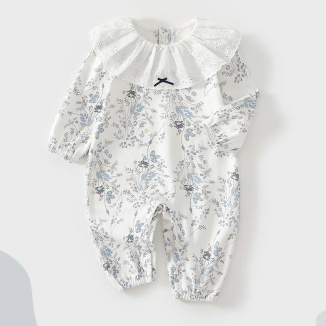 フリルフラワーロンパース ホワイトを基調にした上品な花柄が魅力のロンパース。 大きなレース襟がエレガントな印象を添え、特別な日のおめかしにもぴったり プレゼントにもおすすめの一品です♪ 素材▼ 綿100% ■サイズ—着丈(首元から股下) 60—55cm 70—60cm 80—65cm 90—71cm ──── ■商品や注文について サイズ等何かご不明がございましたらお問い合わせよりお気軽にご連絡くださいませ。 モニターの発色の具合によって、実際の商品と色が異なって見える場合がございます。