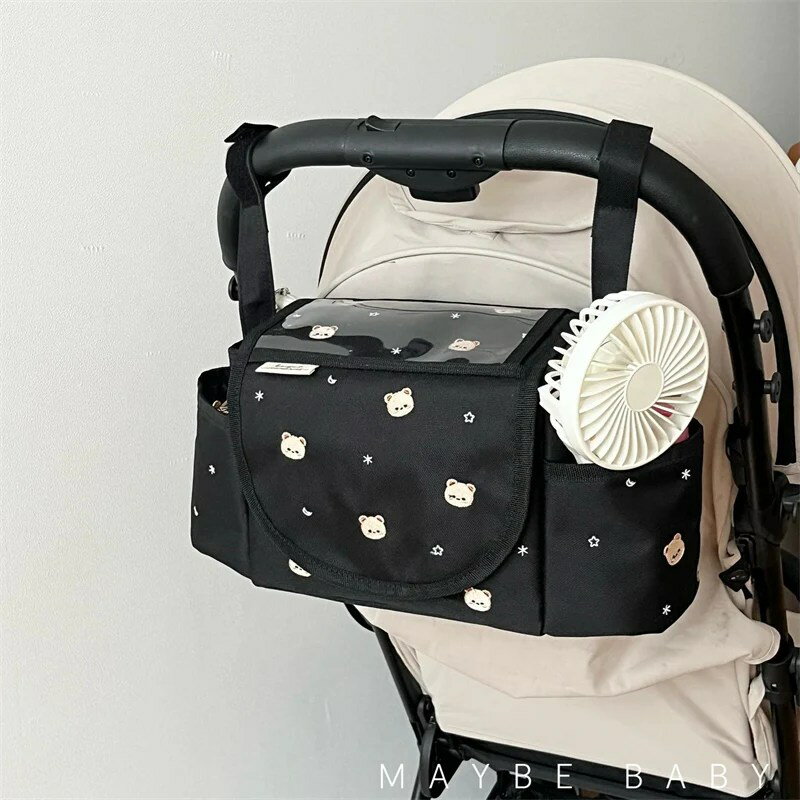 くまちゃんベビーカーバッグ 大注目のくまちゃんベビーカーバッグのご紹介です♪ お出掛けに必要なアイテムを入れてベビーカーに取り付けられるので手が塞がらずとっても便利！ 水筒やスマホなどは、すぐに取り出せるオープンポケットに◎ ■サイズ 38cm × 18cm × 15cm ──── ■商品や注文について サイズ等何かご不明がございましたらお問い合わせよりお気軽にご連絡くださいませ。 モニターの発色の具合によって、実際の商品と色が異なって見える場合がございます。
