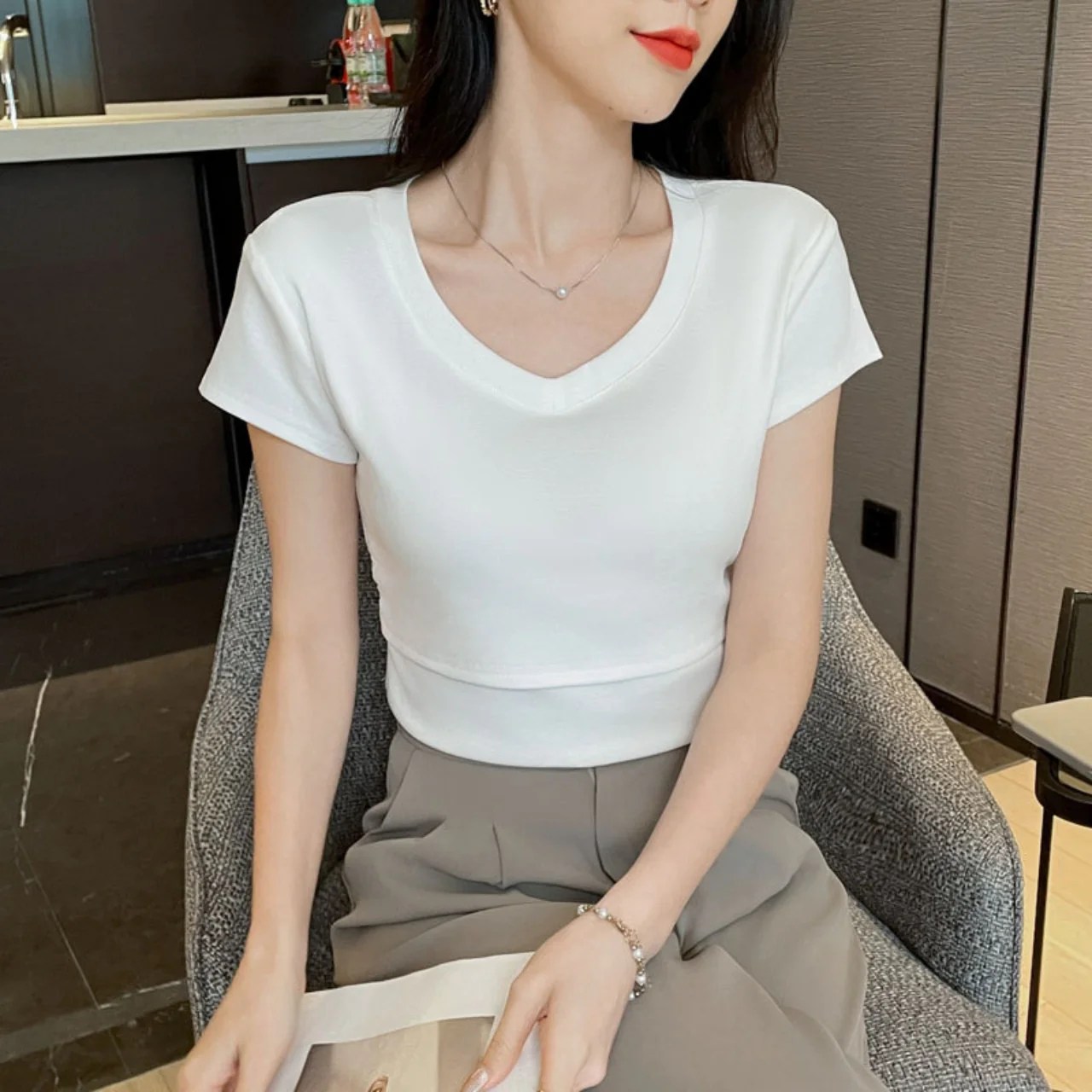 【マタニティ】授乳コットンTシャツ シンプルで着回しやすい、マタニティ向けの授乳コットンTシャツ♪ 授乳しやすいデザインで、毎日の育児シーンにも快適に使えます♪ カジュアルなスタイルに合わせやすく、デイリーに活躍する一枚です◎ ■サイズ M L XL 2XL ──── ■商品や注文について サイズ等何かご不明がございましたらお問い合わせよりお気軽にご連絡くださいませ。 モニターの発色の具合によって、実際の商品と色が異なって見える場合がございます。