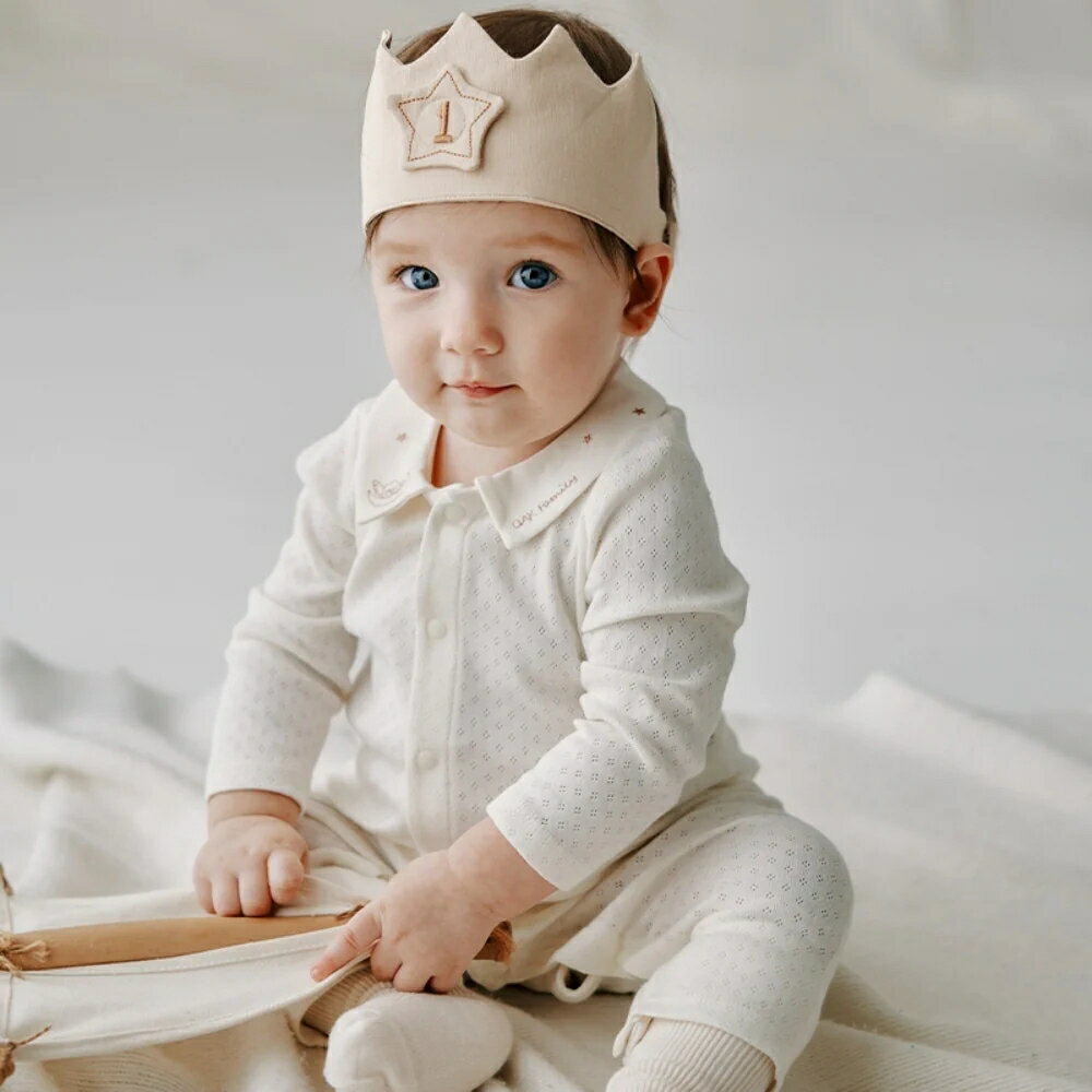 襟付きスターロンパース 小さな星の刺繍がさりげなく輝く、上品な襟付きロンパースのご紹介です♪ 通気性の良いコットン素材で、暑い季節にも快適です◎ お着替えしやすい前開きタイプで、デイリー使いにもぴったりの一品です♪ 素材▼ 綿100％ ■サ...