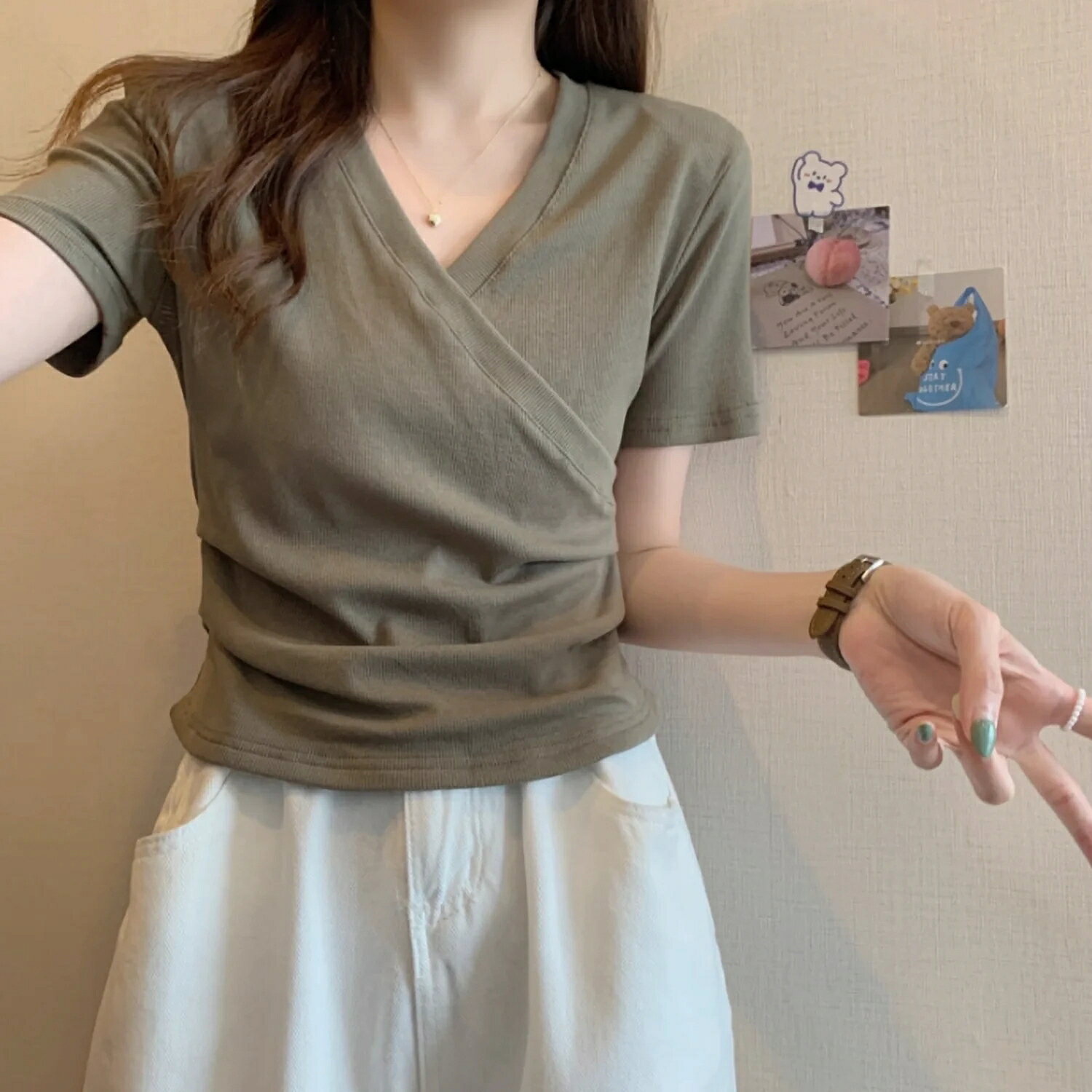 【マタニティ】カシュクール授乳トップス　 すっきりとしたVネックが顔まわりをきれいに見せてくれる、カシュクールデザインの授乳トップス♪ 一見すると授乳服に見えないおしゃれなデザインなので、お出かけにもぴったり◎ ラクに授乳できるカシュクールタイプに加えて、便利なファスナータイプもご用意しています♪ 産前はもちろん、産後も長く使えて、コーディネートにも取り入れやすい万能トップスです！ 素材▼ コットン ■サイズ M L XL 2XL 3XL ──── ■商品や注文について サイズ等何かご不明がございましたらお問い合わせよりお気軽にご連絡くださいませ。 モニターの発色の具合によって、実際の商品と色が異なって見える場合がございます。