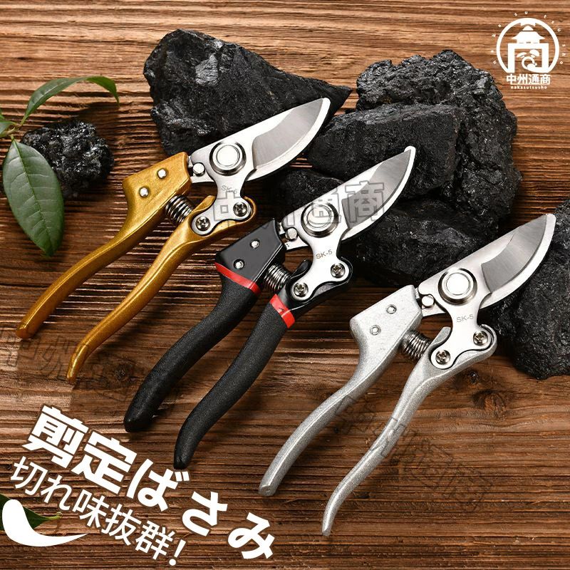 商品詳細商品説明 園芸や果樹などの園芸工具として使用できます。 ＜安全ロック搭載＞ 刃のロック機能を搭載し、誤って刃が開いてしまう危険な状況を防ぐことができます。ロックを上下にスライドすることで開閉が可能です。 ＜腐食に強く、切れ味鋭い＞ 腐食に強いスチールブレードを採用し、しっかり枝木を切ることが可能です。 ＜軽くて丈夫＞ 操作性を重視し、弱い力でもしっかり切ることができます。商品詳細商品説明 園芸や果樹などの園芸工具として使用できます。 ＜安全ロック搭載＞ 刃のロック機能を搭載し、誤って刃が開いてしまう危険な状況を防ぐことができます。ロックを上下にスライドすることで開閉が可能です。 ＜腐食に強く、切れ味鋭い＞ 腐食に強いスチールブレードを採用し、しっかり枝木を切ることが可能です。 ＜軽くて丈夫＞ 操作性を重視し、弱い力でもしっかり切ることができます。