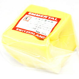 スイスを代表する、大型のチーズです。クルミ大の穴があり、マイルドで穏やかな風味と軽い甘みを感じます。スイスの郷土料理、チーズフォンデューに最適のチーズです。 【内容量】約1kg 【原材料】ナチュラルチーズ(生乳・食塩) 【保存方法】10℃以下冷蔵保存 【原産国名】スイス 【発送方法】冷蔵発送 この商品は、1kgジャストの価格にて表示しております。カットは手作業のため、1kg前後となります。価格はグラムにより、表示価格より多少前後することを予めご了承ください。 ご注文を確認後、正確な重量と単価を再計算して、確認メールにてご連絡致します。