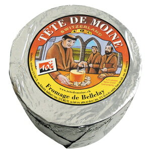 スイスのジュラ地方で生まれたテット・ド・モワンヌ・ド・モンターニュは修道士の頭という意味のチーズです。12世紀にベルレー修道院の修道士が作ったことに由来します。ジロール(専用削り器)もしくはスライサーで薄く削ってお召し上がり下さい。ジロールで薄く削ることで、口どけがより一層良くなり、口に入れた瞬間に甘みとコクが広がります。 【原材料名】生乳、食塩 【内容量】約1kg 【賞味期限】商品に記載 【保存方法】5℃以下冷蔵保存 【原産国名】スイス 【発送方法】冷蔵発送 この商品は、1kgジャストの価格にて表示しております。カットは手作業のため、1kg前後となります。 価格はグラムにより、表示価格より多少前後することを 予めご了承ください。 ご注文を確認後、正確な重量と単価を再計算して、 確認メールにてご連絡致します。 &nbsp;　