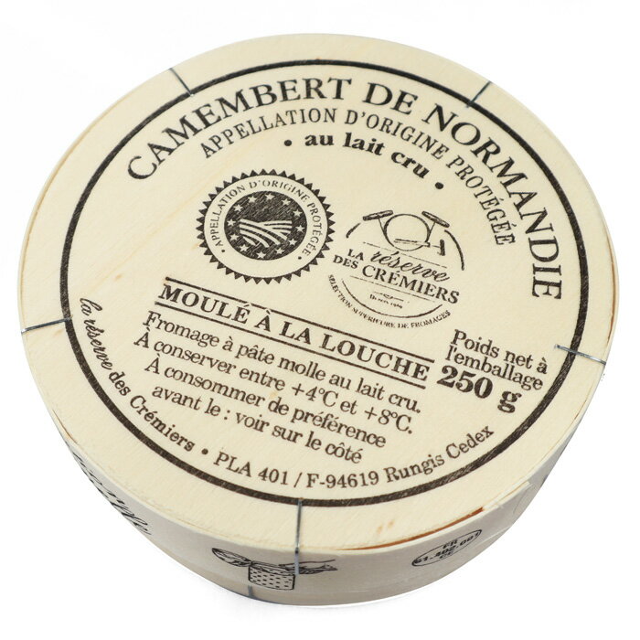 カマンベールは1708年、フランスのカマンベール村から始まりました。たくさんのコピーカマンベールチーズがある中、ノルマンディーを名乗れる本物のカマンベールは伝統的な製法で生乳(無殺菌乳)を使い、限られた地域で生産されたもののみです。またAOCのカマンベールの包装は木箱と限られており、保存性を良くする為の缶入りのものとは熟成が違います。名門チーズの産地であるノルマンディーの本物のカマンベールをお楽しみ下さい！ ITEM INFORMATION商品情報 【原材料名】乳、食塩/塩化カルシウム 【内容量】250g 【賞味期限】商品に記載（1週間前後）※賞味期限が短いのでご注意下さい。 【保存方法】10℃以下で冷蔵保存 【原産国名】フランス 【発送方法】冷蔵発送　