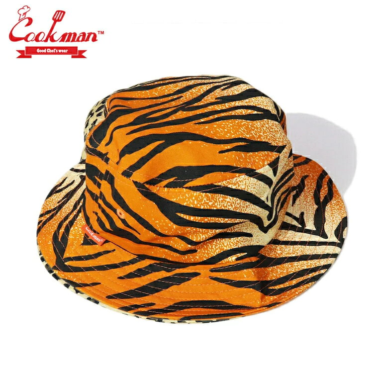 クックマンのボトムスに相性抜群のバケットハット！ ・サイズ M(58cm), L(60cm) コットン 100%COOKMAN クックマン Bucket Hat バケットハット Tiger Orange タイガー オレンジ メンズ レディース 男女兼用 カジュアル クックマンのボトムスに相性抜群のバケットハット！ ・サイズ M(58cm), L(60cm) コットン 100% クックマンのボトムスに相性抜群のバケットハット！ ・サイズ M(58cm), L(60cm) コットン 100% 【COOKMAN(クックマン)】 アメリカ西海岸の料理人仲間が集まり話しました。 「僕らが普段キッチンで着用しているシェフパンツは機能的で動きやすいし快適だ！」 「でも料理をクリエイトするときもっとカッコいいウエアーは無いか？」 そんな彼らの要望を満たす為に生れたのがCookman wearです。 その後Cookman wearは、デザイン及び機能性の高さから彼らがキッチンで創作活動をする時のみならず、Off Dutyの場面でも好んで使用され、one mile wearとしての地位が確立。 手ごろな価格とデザインの豊富さから、今では料理人の特別なアイテムではなく、年齢や性別を選ばないNo Gender and Age gapなアイテムとして多くの人たちから支持されています。 納期 Now on Sale カテゴリ バケットハット サイズ M(58cm), L(60cm) 素材 コットン 100% 品番 ※掲載されている画像はすべて、お客様のお使いのモニターにより、実際のものと素材感・色が若干異なって見える場合がございますので、ご了承ください。 ※在庫切れ、カラー違い、サイズ違い、などの商品でもお取り寄せできる場合もございます。ご要望ありましたら、お気軽にお問い合せ下さい。