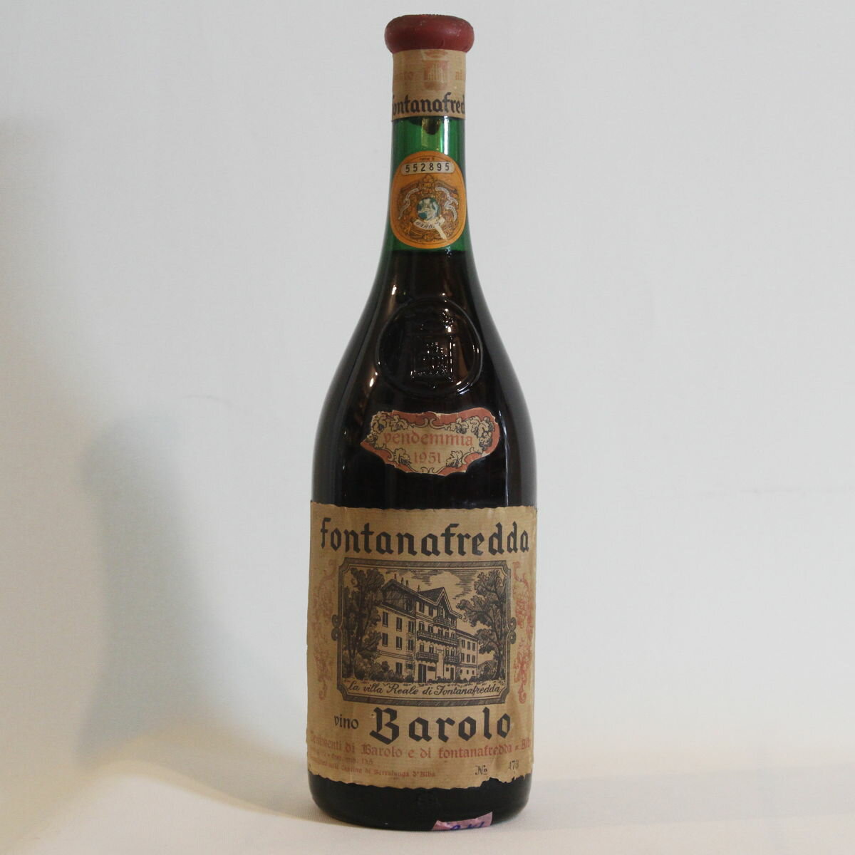 【1951年】ヴィノ バローロ フォンタナフレッダ　Vino Barolo Fontanafredda　イタリア　ピエモンテ州　ネッビオーロ100％　750ml 超レア！！ 1951年 昭和26年 70年以上の熟成。。 1951年　フォンタナフレッダ蔵出し！ フォンタナフレッダはワイン栽培の中心であるピエモンテ州ランゲの丘に生まれた。1878年からの長い歴史を誇るワイナリー。一世紀以上に渡ってワインを作り続けておりバローロづくりのリーダー的な存在。 状態は　写真でご確認ください、かなり古いものですが　比較的綺麗です。 3