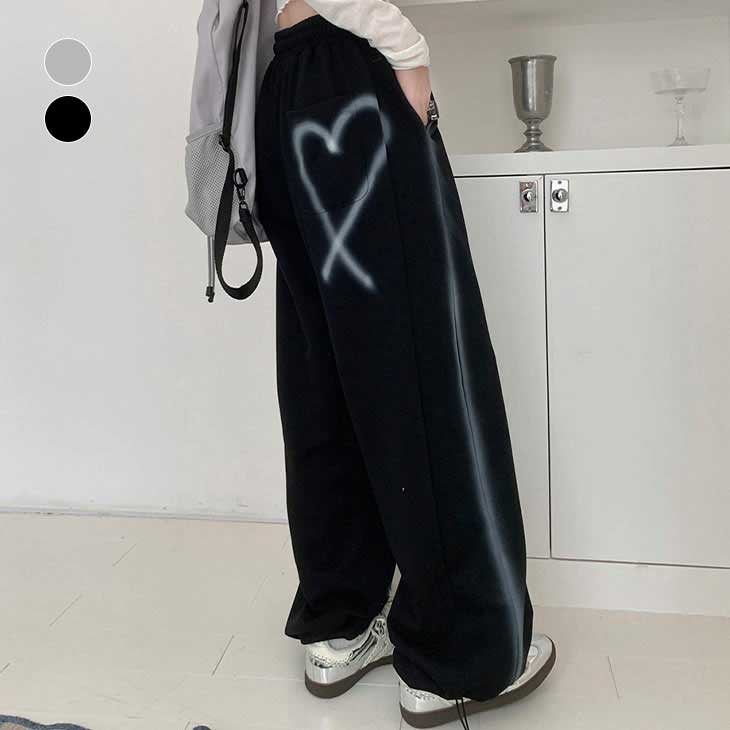 【半額クーポン対象】ペイント風 ドロスト スウェット パンツ ボトムス ハート サイドライン 脚長効果 カジュアル ストリート 秋冬 レディース オシャレ トレンド 人気 プチプラ 韓国ファッション【atp406-679】【予約販売：15-20日】【送料無料】宅込のサムネイル