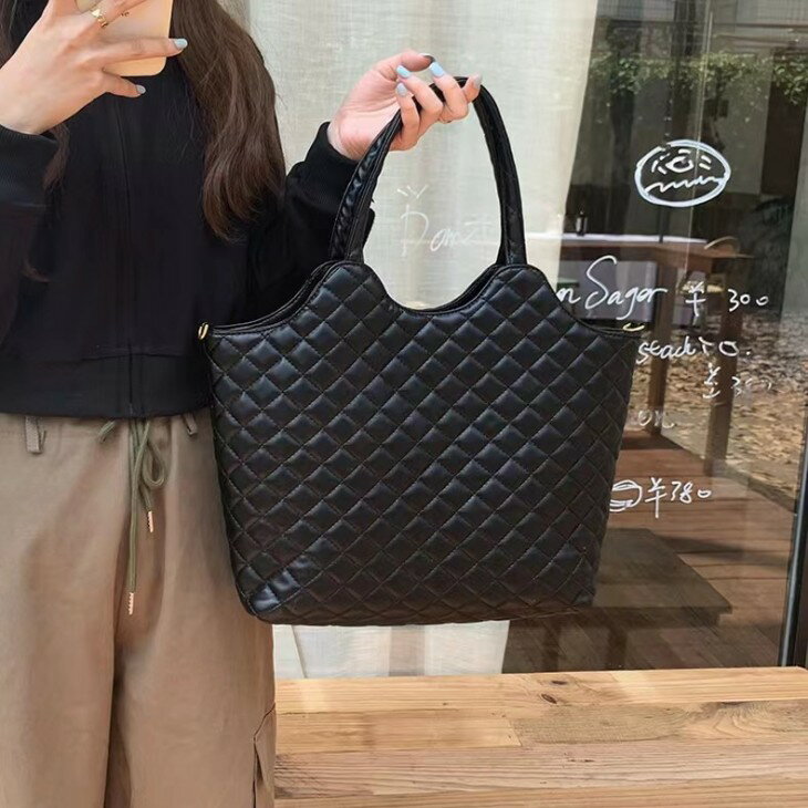 【半額クーポン対象】2WAY ショルダーバッグ トート キルティング 大容量 キレイめ 上品 シンプル 通勤 デート 旅行 おすすめ おしゃれ レディース トレンド 人気 プチプラ 韓国ファッション 2025秋冬新作【akb409-018】【予約販売：15-20日】【送料無料】宅込のサムネイル