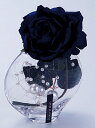 癒し系パヒューム付アートフラワー：シルクローズ：デコラコンポS：ブルー 繊維の女王であるシルクを花びらに使用した贅沢で高級感あふれるアートフラワーです。 シルク独特の光沢感をお楽しみ下さい。 茎は全て本物ソックリに表現したフレキシブルバインを採用しています。 かわいいガラスのフラワーベースには、大小のパールのようなボール玉が金色の糸で結ばれています。 シルクのやさしい花びらが、彼女のやさしさにピッタリ！ やさしい香りがするパフューム付きです。 お花に少し香水を付けて、香る花を楽しんでいただけます。 ローズの花言葉は、愛、美、輝かしい、新鮮などです。 色別花言葉： ・レッドローズ：情熱・愛情など ・イエローローズ：友情・あなたを恋しますなど ・ホワイトローズ：無邪気・清純など ・ブルーローズ：「不可能」から「夢叶う」！ 結婚祝い、新築祝い、誕生日祝い、母の日、敬老の日、引き出物、クリスマスギフトにどうぞ ■商品内容 ・フラワー：シルクの花びら（直径：約8cm） ・フラワーベース：ガラス（120×55×高さ110mm） ・ミニパフューム：tilleul（ティユル）2ml ・パッケージサイズ：8.5×12×20.2cm この商品は包装可能です。包装ご希望の方は、包装を選択ください 他の香るアートフラワーこちら♪他の香るアートフラワーこちら♪ ●香るアートフラワー♪レクランドレーヴ 生花では表現できないハイセンスなアートフラワーに癒し系パヒュームをつけて楽しめる商品です。 また、水鳥の羽根、シルク素材など、素材にもこだわり、 さらにパッケージまでトータルコーディネートしたハンドメイド商品となっております。 厳選された、パフュームがセットになっており、香る花を演出してくれます。 スタイリッシュな花と、ハイセンスな香りが、いつも忙しい時間に、リラックスな時間を与えてくれます。 インテリアに、心の癒しに、お部屋にあわせ、気分にあわせ、香りとお花でおもてなし。 新築祝い誕生日プレゼント、結婚御祝い、母の日、敬老の日、クリスマス、ホワイトデー等や結婚出産内祝いにオススメ。 ■プレゼント包装について アートフラワーの一部に、透明のクリアーケースの箱の商品は、包装できません。 タオルケーキ、和菓子等タオルスイーツは既にパッケージ済ですので、そのままの発送となります ■メッセージカードについて メッセージカードのプルダウンが無い商品でも、備考欄にカードの明記を頂ければお付け致します 癒し系パヒュームを花につけて楽しむ新感覚なアートフラワー：レクラン・ド・レーヴ♪パッケージまでコーディネート。ハンドメイド商品♪ブライダル、引き出物、結婚2次会、結婚祝い、 出産祝い、新築祝い、母の日、敬老の日、ホワイトデー、クリスマス、誕生日祝いや内祝いお返しギフトにどうぞ♪