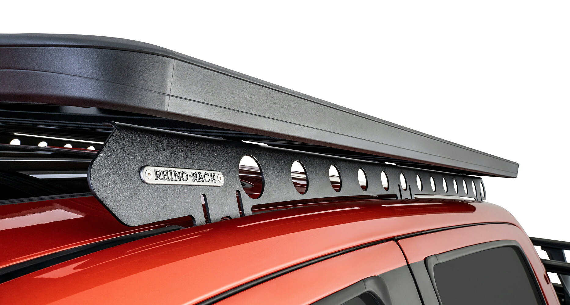 Rhino Rack パイオニア6 プラットフォーム バックボーン付き ( 2nd タンドラ ) ライノラック ルーフラック ラック Pioneer 6 Platform オフロード オーバーランド キャンプ アウトドア タンドラ ライノラック Pioneer 6 Platform は、これまでで最も高性能かつ多用途に進化した次世代ルーフラックプラットフォームです。従来モデル比で最大60％の空気抵抗低減、20％の軽量化を実現しながら、アクセサリー取付に使用できるチャンネル数を25％拡大。静粛性・積載性・拡張性を大幅に向上しています。独自の高強度アルミ構造と耐傷性コーティングにより、過酷なアウトドア環境にも対応。さらに配線内蔵構造や東西方向マウントチャンネルを採用し、カヤック・ルーフトップテント・ロッドホルダーなど多彩なアクセサリーを柔軟に装着可能です。＜特徴＞・Rhino-Rack史上 最軽量＆高静粛性Pioneer Platform・従来比 最大60％空気抵抗低減・従来比 約20％軽量化・チャンネル使用可能範囲 約25％向上・全面アクセサリー取付対応設計・高強度アルミ合金構造・高耐久スカッフレジスタントコーティング・東西方向マウントチャンネル搭載・配線内蔵対応エクストルージョン構造・脱着式ウインドフェアリング搭載・豊富なPioneer専用アクセサリーに対応・オーバーランド／アウトドア仕様に最適＜適合＞・Toyota Tundra CrewMax 4ドア（2007～2021年）Pioneer 6 Platform (59" x 56") Unassembled with Backbone JC-02087 (62113F+RTTB2) 5