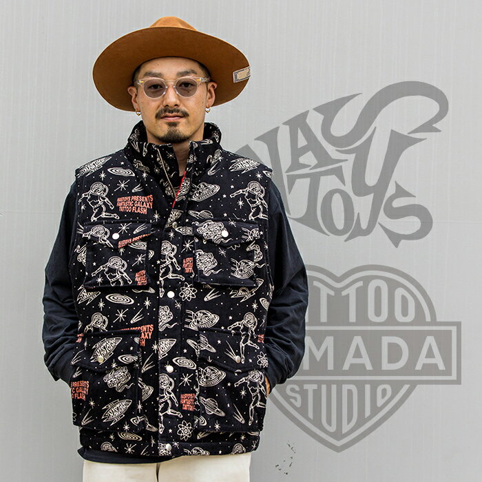 NASTOYS × TATTOO STUDIO YAMADA / 「“GALAXY TATTOO FLASH“ Spaceman Vest / BLACK」コーデュロイベスト / ベスト / 中綿 / 防寒 / コーデュロイ / 総柄 / セットアップ / カジュアル / ストリート / アメカジ / 限定