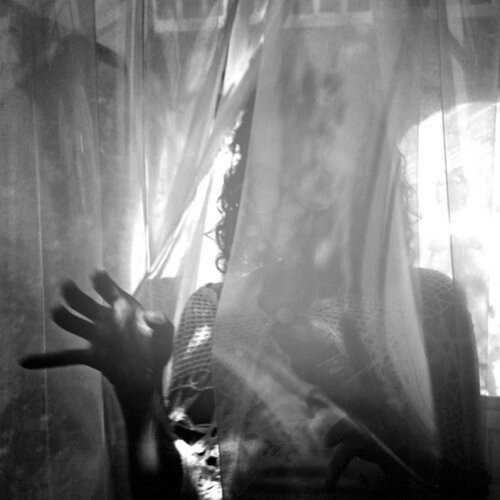 2010/9/28 発売輸入盤収録曲：(エイブビコーダ)Those who clocked Abe Vigoda's transition from 2006's angular punk debut Kid City to 2008's startling tropicali-punk Skeleton should know the LA quartet aren't ones for repeating themselves. To Skeleton's hot-hot-hot template, they now add glassy shards of 'cold wave' pop, with synthesizers, sequencers and altogether broodier beats. Scorching temperatures, icy currents - Crush is a thermal column of vertiginous brilliance!