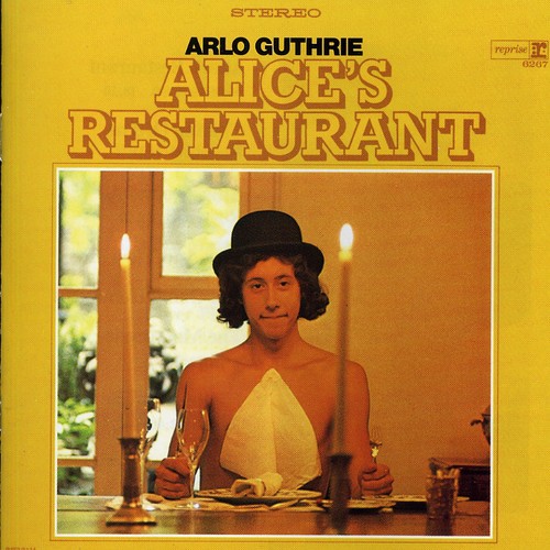 輸入盤収録曲：(アーロガスリー)How would you like to be the son of Woody Guthrie? But Arlo carved out a niche for himself with this, his debut album, which features that beloved 18-minute title cut and the lovely Chilling of the Evening.