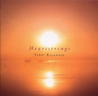 劇伴音楽を長年担当してきたピアニスト・作曲家の倉本裕基の音楽は、内省的な響きの一方で安らぎを醸し出す。微妙にもの哀しいピアノとストリングスの演奏は人恋しい思いにもさせる。静かな人気を得ている国内よりも、ひと足先に韓国でブレイクしている。(民)【品番】　MECA-2005【JAN】　4988030017655【発売日】　2002年10月23日【収録内容】(1)やすらぎの湖(2)ハートストリングス(3)幼き日の約束(4)優しい時の中で(5)様々な愛(6)哀しみの時は(7)鯨を見た日(8)ラブソング(9)水辺の情景(10)川岸の木組みの家々(11)たゆとう小舟(12)星を待ちわびる時【関連キーワード】倉本裕基|クラモト・ユウキ|ハートストリングス|ヤスラギノ・ミズウミ|ハートストリングス|オサナキ・ヒノ・ヤクソク|ヤサシイ・トキノ・ナカデ|サマザマナ・アイ|カナシミノ・トキハ|クジラヲ・ミタ・ヒ|ラブ・ソング|ミズベノ・ジョウケイ|カワギシノ・キグミノ・イエイエ|タユトウ・コブネ|ホシヲ・マチワビル・トキ