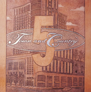 ケイシー・ライスやトッド・カーターらこれまでのスタッフから離れ、新たにジム・オルーク仲間のジェレミー・レモスをエンジニアとして迎えての新作。もやがかかったような音像の中にポツンポツンと放たれる音階が厳しい情景を浮かび上がらせてくる。(詩)【品番】　HEADZ-11【発売日】　2003年08月27日【収録内容】(1)スリーピング・イン・ザ・ミッデイ・サン(2)オーベルジーン(3)ノンストップ・ダンサー(4)ライフスタイルド(5)オールド・ファッションド(6)シャートレス(7)アイム・アピーリング(8)ロスト・アンド・ファウンド【関連キーワード】タウン・アンド・カントリー|タウン・アンド・カントリー|ファイヴ|スリーピング・イン・ザ・ミッデイ・サン|オーベルジーン|ノンストップ・ダンサー|ライフスタイルド|オールド・ファッションド|シャートレス|アイム・アピーリング|ロスト・アンド・ファウンド