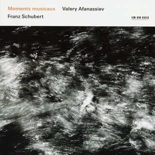ユニークな演奏をすると思われがちだが、一聴するとオーソドックスで、むしろ素っ気なく聴こえる。しかし聴き込んでいくことで、その表現が多彩で豊かであることが浮び上がってくるという仕掛け。蕪村の俳句とシューベルト作品を結び付けた、彼らしいライナーノーツもウリだ。(堀)【品番】　UCCE-7526【JAN】　4988005732194【発売日】　2012年10月24日【収録内容】●シューベルト:(1)「楽興の時」D.780(op.94)(2)ピアノ・ソナタ第17番ニ長調D.850(op.53)※[スリーヴケース付き]【関連キーワード】ヴァレリー・アファナシエフ|フランツ・ペーター・シューベルト|ヴァレリー・アファナシエフ|フランツ・ペーター・シューベルト|シューベルト・ガッキョウノ・トキ|ピアノ・ソナタ・ダイ17バン|ガッキョウノ・トキ・D0780・OP0094|ピアノ・ソナタ・ダイ17バン・ニチョウチョウ・D0850・OP0053
