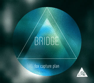 岸本亮、カワイヒデヒロ、井上司によるポストロック・ジャズピアノトリオのセカンド・アルバム。ヒップホップやダブステップをスタイリッシュに消化したオリジナル・サウンドで、前作から目指していたスタイルを完全に確立させている。今回はマッシヴ・アタック「ティアドロップ」をカヴァー。(誠)【品番】　PWT-007【JAN】　4988044005297【発売日】　2013年12月04日【収録内容】(1)Attack on fox(2)RISING(3)Bridge 1(4)Far out(5)閉ざされた青い空間(6)Bridge 2(7)Pictures(8)3rd Down(Alternate Take)(9)Bridge 3(10)Teardrop※[デジパック仕様]【関連キーワード】fox capture plan|岸本亮|カワイヒデヒロ|井上司|フォックス・キャプチャー・プラン|キシモトリョウ|カワイヒデヒロ|イノウエツカサ|ブリッジ|アタック・オン・フォックス|ライジング|ブリッジ・1|ファー・アウト|トザサレタ・アオイ・クウカン|ブリッジ・2|ピクチャーズ|サード・ダウン|ブリッジ・3|ティアドロップ