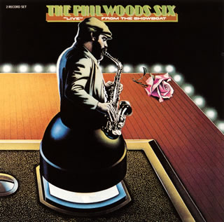 アルト・サックスの巨星による1976年のライヴ・レコーディング。スタンダードからスティーヴィー・ワンダーの曲まで幅広いレパートリーだ。パーカッションも入れたスリリングな演奏で完全燃焼している。【品番】　SICP-3992〜3【JAN】　4547366211009【発売日】　2014年02月26日【収録内容】［1］(1)ア・スリーピン・ビー(2)レイン・ダンス(3)バイ・バイ・ベイビー(4)ジャンゴズ・キャッスル(5)チーク・トゥ・チーク(6)レディ・J(7)リトル・ナイルス［2］(1)ア・リトル・ピース(2)ブラジリアン・アフェア:プレリュード〜ラヴ・ソング〜ウェディング・ダンス〜ジョイ(3)アイム・レイト(4)スーパーウーマン(5)ハイ・クラウズ(6)ハウズ・ユア・ママ(フィルのテーマ)【関連キーワード】フィル・ウッズ・シックス|アリリオ・リマ|スティーヴ・ギルモア|ビル・グッドウィン|フィル・ウッズ|マイク・メリロ|ハリー・リーへイ|フィル・ウッズ・シックス|アリリオ・リマ|スティーヴ・ギルモア|ビル・グッドウィン|フィル・ウッズ|マイク・メリロ|ハリー・リーヘイ|ライヴ・フロム・ザ・ショーボート|ア・スリーピン・ビー|レイン・ダンス|バイ・バイ・ベイビー|ジャンゴズ・キャッスル|チーク・トゥ・チーク|レディ・J|リトル・ナイルス|ア・リトル・ピース|ブラジリアン・アフェア・プレリュード|ラヴ・ソング|ウェディング・ダンス|ジョイ|アイム・レイト|スーパーウーマン|ハイ・クラウズ|ハウズ・ユア・ママ・フィルノ・テーマ