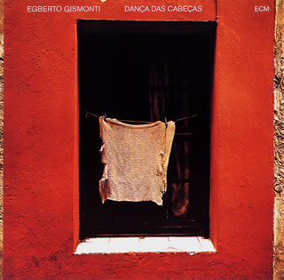 ブラジリアン・ギタリストによるECMからは初めてのアルバム。1976年録音作品で、1978年にはドイツ・レコード大賞を受賞している。アコースティック・サウンドとプリミティヴな演奏が絶妙。【品番】　UCCU-5737【JAN】　4988031178249【発売日】　2016年10月26日【収録内容】(1)パート1:4次元 1〜ダンサ・ダス・カベッサス〜輝く水〜結婚の祝い〜魔法の扉〜4次元 2(2)パート2:タンゴ〜バンブザル(竹やぶ)〜盲目の信仰，鋭いナイフ〜孤独の舞い※[SHM-CD]【関連キーワード】エグベルト・ジスモンチ|ナナ・ヴァスコンセロス|エグベルト・ジスモンチ|ナナ・ヴァスコンセロス|カガヤク・ミズ|パート・1・ヨジゲン・1|ダンサ・ダス・カベッサス|カガヤク・ミズ|ケッコンノ・イワイ|マホウノ・トビラ|ヨジゲン・2|パート・2・タンゴ|バンブザル・タケヤブ|モウモクノ・シンコウ・スルドイ・ナイフ|コドクノ・マイ