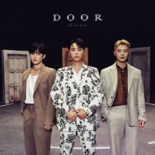 韓国発のロック・バンド、FTISLANDの除隊後初となるシングル。"目の前に広がる人生のさまざまな扉を自分らしく選び、未来を勝ち取ろう"というメンバーの意気込みが感じられる「DOOR」を含め、3曲を収録している。【品番】　WPCL-13406【JAN】　4943674362882【発売日】　2022年09月21日【収録内容】(1)DOOR(2)SCARLET(3)In the Room【関連キーワード】FTISLAND|エフティー・アイランド|ドアー|ドアー|スカーレット|インザルーム