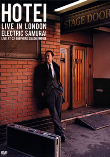 2013年11月、ロンドンのO2 Shepherd's Bush Empireで開催されたライヴの模様を収録。世界への一歩を踏み出す記念すべきステージで、アンディ・マッケイ(ロキシー・ミュージック)をはじめ豪華アーティストとの共演も見もの。【品番】　TYBT-10020【JAN】　4988005839435【発売日】　2014年08月27日【収録内容】(1)PHOENIX(2)STRANGERS 6 THEME(3)ミッション:インポッシブルのテーマ(4)SLOW MOTION(with Andy Mackay)(5)CUTTING EDGE(with Andy Mackay)(6)月光ピエロ(7)ボルサリーノ(8)BELIEVE ME，I'M A LIAR(with Mike Edwards)(9)RIGHT HERE，RIGHT NOW(with Mike Edwards)(10)ELECTRIC WARRIORS(with Mike Edwards)(11)MATERIALS(12)BATTLE WITHOUT HONOR OR HUMANITY〈ENCORE〉(13)TOGETHER(with Andy Mackay，Mike Edwards)(14)FLY INTO YOUR DREAM【関連キーワード】アンディ・マッケイ|マイク・エドワーズ|布袋寅泰|アンディ・マッケイ|マイク・エドワーズ|ホテイ・トモヤス|ホテイ・ライヴ・イン・ロンドン・エレクトリック・サムライ・ライヴ・アット・O2・シェパーズ・ブッシュ・エンパイア|フェニックス|ストレンジャーズ・6・テーマ|ミッション・インポッシブルノ・テーマ|スロー・モーション|カッティング・エッジ|ゲッコウ・ピエロ|ボルサリーノ|ビリーヴ・ミー・アイム・ア・ライアー|ライト・ヒア・ライト・ナウ|エレクトリック・ウォリアーズ|マテリアルズ|バトル・ウィズアウト・オナー・オア・ヒューマニティー|トゥゲザー|フライ・イントゥ・ユア・ドリーム