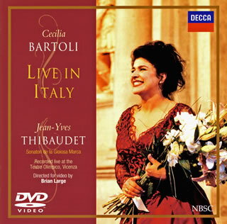 世界最高のメッゾ、チェチーリア・バルトリのリサイタル映像。1998年にイタリアで上演されたリサイタルで、ティボーデのピアノとともにオペラ・アリアや歌曲の名曲をたっぷりと披露している。【品番】　UCBD-9080【JAN】　4988031393888【発売日】　2020年09月09日【収録内容】(1)翼をもつ愛の神(カッチーニ)(2)泉へ，草原へ(アマリッリ)(3)オラトリオ「時と悟りの勝利」〜棘は捨ておき(ヘンデル)(4)歌劇「グリゼルダ」〜二つの風にかき乱され(ヴィヴァルディ)(5)鳥よ，年ごとに(モーツァルト)(6)歌劇「フィガロの結婚」〜喜びの気分を(モーツァルト)(7)私はあのかんばせから知った(シューベルト)(8)恋しい人よ，思い出して下さい(シューベルト)(9)羊飼いの娘(シューベルト)(10)ハバネラ(ヴィアルド)(11)アイ・リュリ(ヴィアルド)(12)ザイーデ(ベルリオーズ)(13)ゆかしい月よ(ベッリーニ)(14)マリンコニア，やさしいニンフ(ベッリーニ)(15)満足なさい(ベッリーニ)(16)糸巻き(ドニゼッティ)(17)愛と死(ドニゼッティ)(18)家を建てたい(ドニゼッティ)(19)黙って嘆こう〜ニ長調(ロッシーニ)(20)黙って嘆こう〜「恨みごと」ニ短調/ニ長調(ロッシーニ)(21)黙って嘆こう〜「ソルツィコ」ト長調(ロッシーニ)(22)チロルのみなしご(ロッシーニ)(23)歌劇「ゼルミーラ」〜王座へお戻り下さい(ロッシーニ)(24)歌劇「フィガロの結婚」〜恋とはどんなものかしら(モーツァルト)(25)スペインのカンツォネッタ(ロッシーニ)(26)カロ・ミオ・ベン(ジョルダーニ)(27)モンサルバーチェ(ジョルダーニ)(28)黒人の歌(ジョルダーニ)(29)歌劇「カルメン」〜セギディーリャ(ビゼー)【関連キーワード】ジュリオ・カッチーニ|フランツ・ペーター・シューベルト|ジャン=イヴ・ティボーデ|ジュゼッペ・ジョルダーニ|ソナトーリ・デ・ラ・ジョイオーサ・マルカ|チェチーリア・バルトリ|ガエターノ・ドニゼッティ|ジョルジュ・ビゼー|ジョージ・フレデリック・ヘンデル|ベッリーニ|エクトール・ベルリオーズ|ヴォルフガング・アマデウス・モーツァルト|シャビエ・モンサルバーチェ|ジョアッキーノ・ロッシーニ|ポリーヌ・ヴィアルド|アントニオ・ヴィヴァルディ|ジュリオ・カッチーニ|フランツ・ペーター・シューベルト|ジャン・イヴ・ティボーデ|ジュゼッペ・ジョルダーニ|ソナトーリ・デ・ラ・ジョイオーサ・マルカ|チェチーリア・バルトリ|ガエターノ・ドニゼッティ|ジョルジュ・ビゼー|ジョージ・フレデリック・ヘンデル|ベッリーニ|エクトール・ベルリオーズ|ヴォルフガング・アマデウス・モーツァルト|シャビエ・モンサルバーチェ|ジョアッキーノ・ロッシーニ|ポリーヌ・ヴィアルド|アントニオ・ヴィヴァルディ|バルトリ・ライヴ・イン・イタリー|ツバサヲモツ・アイノ・カミ|アマリッリ|イズミヘ・ソウゲンヘ|オラトリオ・トキト・サトリノ・ショウリ・トゲハ・ステオキ|カゲキ・グリゼルダ・フタツノ・カゼニ・カキミダサレ|トリヨ・トシゴトニ・K0307|カゲキ・フィガロノ・ケッコン・ヨロコビノ・キブンヲ・K0579|ワタシハ・アノ・カンバセカラ・シッタ・D0688・3|コイシイ・ヒトヨ・オモイダシテクダサイ・D0688・4|ヒツジカイノ・ムスメ・D0528|ハバネラ|アイ・リュリ|ザイーデ・OP0019・1|ユカシイ・ツキヨ|マリンコニア・ヤサシイ・ニンフ|マンゾクナサイ|イトマキ|アイト・シ|イエヲ・タテタイ|ダマッテ・ナゲコウ・ニチョウチョウ|ダマッテ・ナゲコウ・ウラミゴト・ニタンチョウ・ニチョウチョウ|ダマッテ・ナゲコウ・ソルツィコ・トチョウチョウ|チロルノ・ミナシゴ|オイノ・アヤマチ・ボレロ|カゲキ・ゼルミーラ・オウザヘ・オモドリクダサイ|カゲキ・フィガロノ・ケッコン・コイトハ・ドンナモノカシラ|スペインノ・カンツォネッタ・エノグニ・マミレテ|カロ・ミオ・ベン|コクジンノ・ウタ・ダイ5キョク・コクジンノ・ウタ|カゲキ・カルメン・セビーリャノ・ジョウセキノ・チカク・セギディーリャ世界最高のメッゾ、チェチーリア・バルトリが、1998年にイタリアで行ったリサイタルの映像。ティボーデのピアノと共に、オペラ・アリアや歌曲の名曲をたっぷり披露。　★