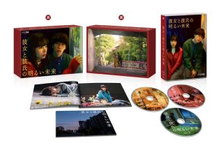 2024年1月よりMBSで放送、末澤誠也と関水渚がW主演を務めたドラマ。冴えない小学校教師・青山一郎にはとてもかわいい恋人の佐々木雪歌がいるのだが、ある日親友の西野洋平が発明した"過去が見られるVRマシーン"を試すことになって……。【品番】　EYXF-14356〜7/B【JAN】　4580055363566【発売日】　2024年07月31日【収録内容】［1］〈第1話〉〜〈第3話〉［2］〈第4話〉〜〈第7話〉［3］特典ディスク【関連キーワード】関水渚|末澤誠也|橋爪駿輝|谷口菜津子|セキミズナギサ|スエザワセイヤ|ハシヅメシュンキ|タニグチナツコ|カノジョト・カレシノ・アカルイ・ミライ・ブルーレイ・ボックス|
