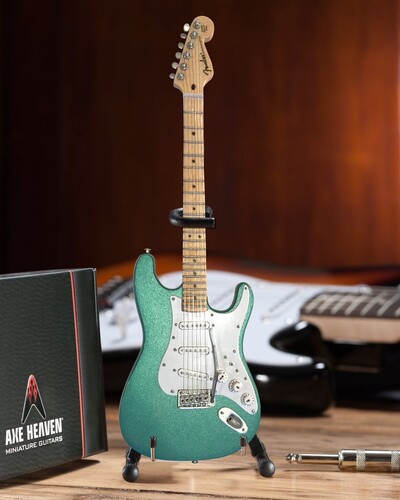 【新品】Axe Heaven Aston Martin Almond Metallic Green Finish Fender Stratocaster Mini Guitar Replica Collectible FS-030