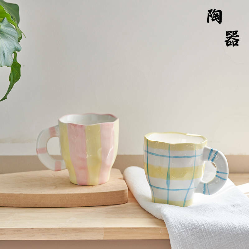 マグカップ コップ コーヒーカップ 取っ手付き 300ml 陶器 耐熱 耐冷 軽い セラミックス 焼き物 シンプル レトロ おしゃれ 高級感 クリエイティブ 食洗機 電子レンジ対応 食器 コーヒー お茶 ラテ 家庭用 プレゼント ギフト 贈り物 記念日のサムネイル