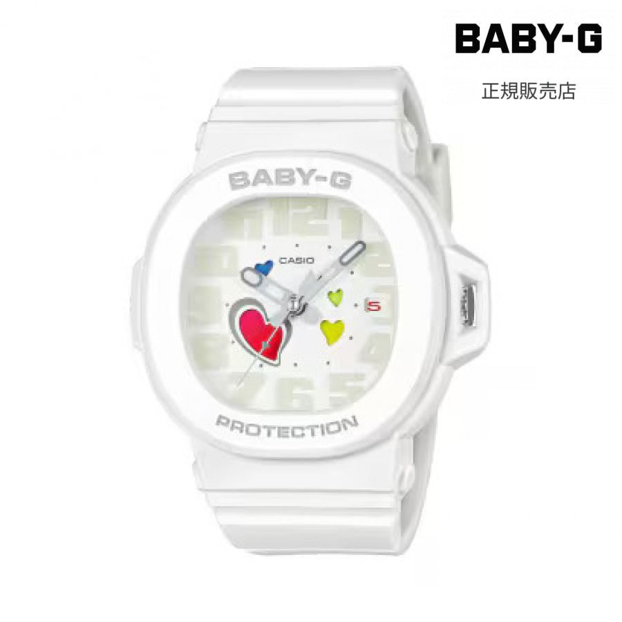 アクティブな女性に向けた耐衝撃・カジュアルウオッチBABY-Gから、文字板にあしらったハートモチーフが日替わりでカラーチェンジするアナログウオッチです。 大小4つのハート型の窓から、文字板下層に配したカラーディスクの色が見え隠れする遊び心のあるフェイスに仕上げました。丸みを帯びた立体形状のアラビアインデックスで時刻が見やすくなっています。ハートを射貫くキューピッドアローをイメージした秒針がキュートなデザインです。 着脱式のベゼルはマット仕上げで、ケース側面にはハートモチーフが隠れています。 耐衝撃構造や10気圧防水機能など、日常のアクティブシーンに欠かせない頼れる機能も充実。 日常生活はもちろん、スポーツやレジャーシーンも安心。アクティブな毎日を応援します。 ※小窓から見える色は、日付変更とともに毎日変わります。 ※りゅうず操作は必ずベゼルを外してから行ってください。 ※日付合わせ、小窓の色を変える際は、必ず取扱説明書に沿って行ってください。日付とハートの小窓の色が正確に切り替わらない場合があります。機能: クォーツ, 3針日付: 日付ありケース形状: 丸型サイズ: 42.1mm素材: 樹脂文字盤: ホワイトインデックス: アラビアベゼル: ノーマル防水: 100Mベルト: 樹脂バンド注意書き：モニター発色の具合により、実物とは色合いが異なる場合がございます。実店舗でも販売しているため、ご注文後でも欠品の場合がございます。万が一の場合はご了承お願い致します。