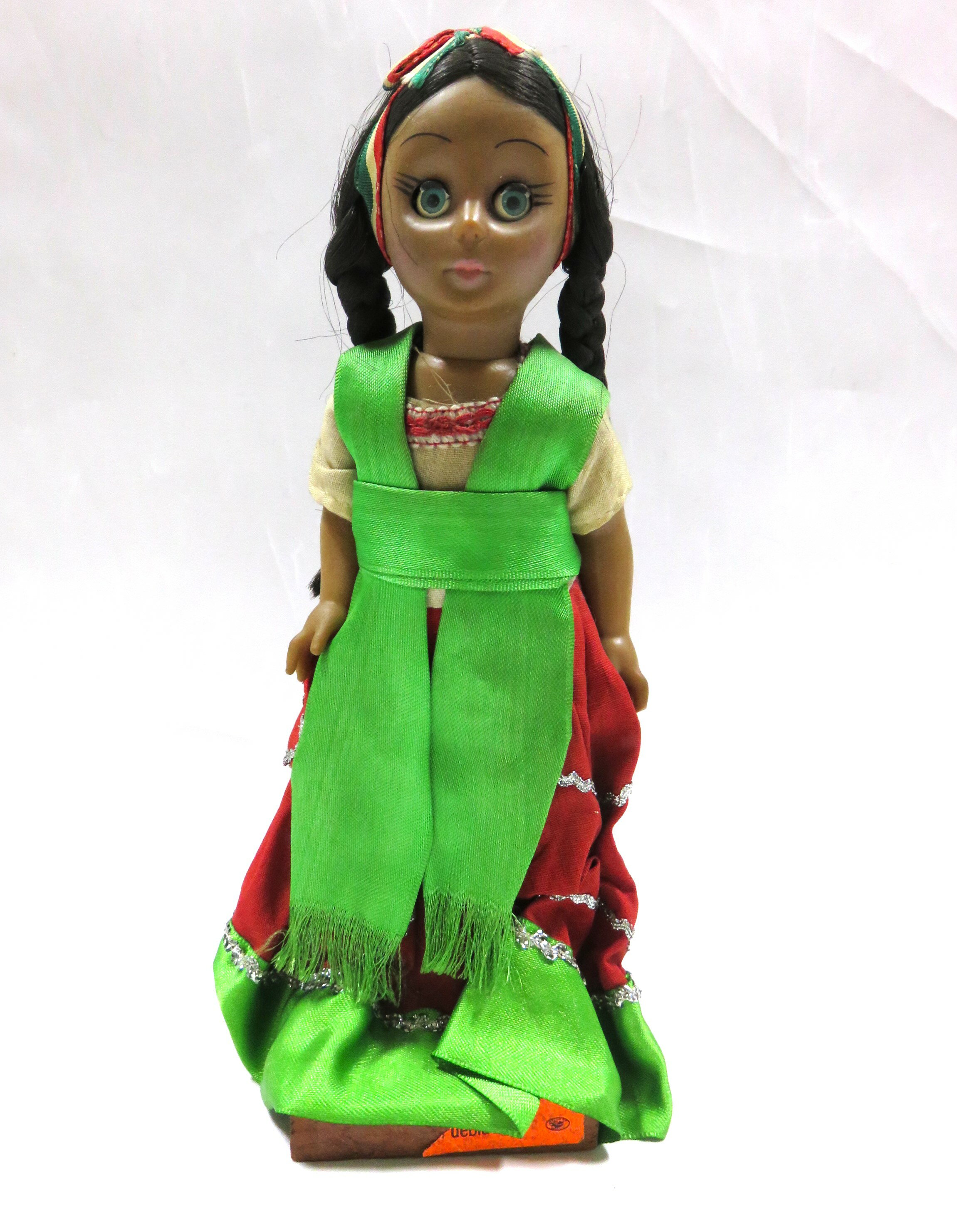 ＜サイズ＞高さ：24.5cm ×幅：11cm×厚み：5cm 褐色の肌にグリーンのレボソが良く似合う女の子。 ヘア・バンドはメキシコ国旗カラーです。 ＊画像と実物の色合いは若干異なることがあります。