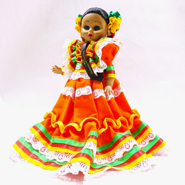 ＜サイズ＞高さ：32cm ×幅：27cm×厚み：20cm　 ハリスコ州のドレスはスカートが大きく広がり、色とりどりでとても華やか。 スカートをひるがえして踊る「メキシカン・ハット・ダンス」が特に有名です。 ＊画像と実物の色合いは若干異なることがあります。