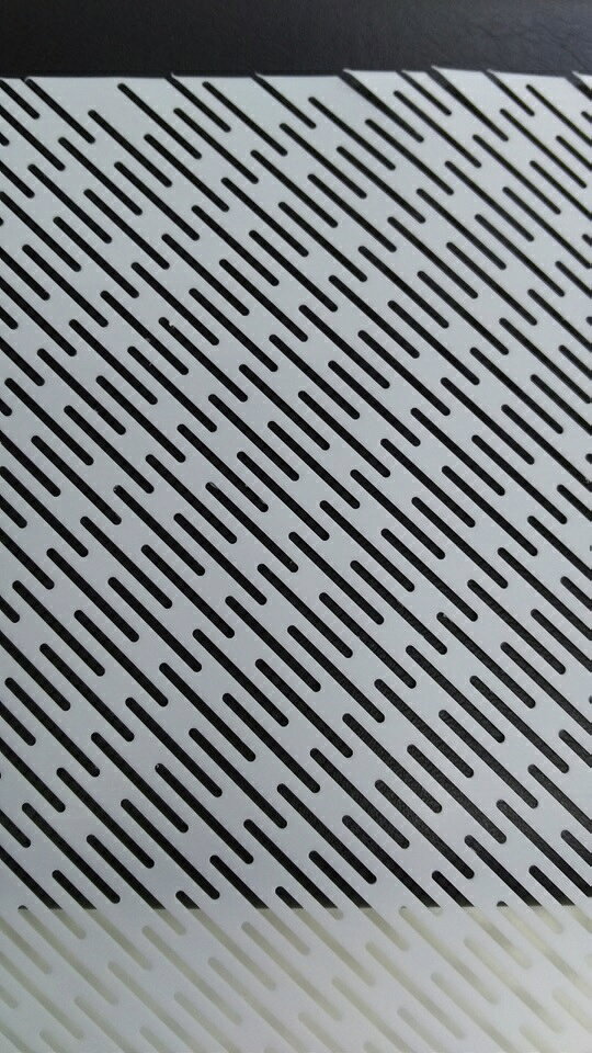 フッ素樹脂（PTFE）特殊パンチングシート 厚み：0.5tmm 穴径：1.5×20Lmm サイズ：300mm×0.5m タイプ：45度長穴 メッシュ