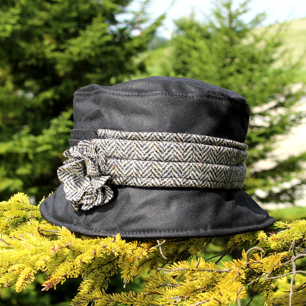 【Mucros Weavers(マクロス）/ ケイトワックス・ブラック】 凛としていて落ち着いたイメージのレディースハット。ワックスドコットンハットはヨーロッパではとてもポピュラーな素材。雰囲気が抜群で個性を前面に出せる英国ファッションの代表的な帽子です 伝統的なマクロスハウスで生まれたデザインだからこそ、本当の良さを知って頂き身近に触れて頂きたいと思う、そんな本物の一品です。本当のお洒落を追求するならマクロス・アイルランドです マクロスはアイルランドの最南端に位置するケリー州のマクロスハウスにあるツイード工房です。 現在でも200年を超える織機を使用し、素材にこだわり現代の流れに流される事なく独自のスタイルにこだわり続けて製品を作り上げている最もヨーロッパらしいスタイルが今も息づくブランドです。 「本物を身に付ける」 英国に隣接するアイルランド島の最南端に位置する自然豊かなケリー州にたたずむマクロスハウス。 グローバルが進む中　その影響を受ける事無く時間が流れる環境で生産される心豊かな製品は世界の紳士淑女の間で絶大な信頼と人気を誇っています。 大量生産に興味がない、生きる事に興味がある人々の手で手作り出されているのです。 サイズ:フリーサイズ（約56-57cm) 素材　：　ワックスドコットン、羊毛100% 生産国：　アイルランド 【輸入雑貨アムマックスのお店鎌倉店】 鎌倉市由比ガ浜1-10-1 / 0467-66-2029 鎌倉駅西口下車　由比ガ浜通り　六地蔵交差点下Mucros Weavers (マクロス）・アイルランド