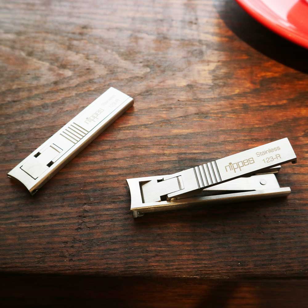 【Nippes Germany / ポケット Nail Clipper 爪切り】 ＊メール便対応「重さわずか16g」世界を魅了するコンパクト爪切りです。「財布」「ジャケットのポケット」にも収まるサイズ感。小さいけれど、ゾーリンゲンで産まれた抜群の切れ味は健在です。いつも持ち歩ける爪切り！ギフトに最適です！ 【身だしなみ】近年【ネールアート】という業種がようやく定着し始めている日本ですが、指先のケアとりわけネールに関する 意識の高さはヨーロッパでは数世紀の歴史を持つと言われています。それだけ手先のケアに関する意識の高さは 現代の日本文化には存在しません。指先のケアは美容だけにとどまらず、作業効率の向上・健康にも繋がる大切な事柄です。ドイツのゾーリンゲンは「刃物」で世界でも名の通った街です。1923年、今から約100年も前に指先の専門用品として成長し、現代では殆どの街の薬局などで絶賛されているケアー用品が【NIPPES】です。指先や美容に特化した製品づくりは、ヨーロッパ各国で高く評価されていますハサミの街「ゾーリンゲン」で造られた「ニップス・ステンレス爪切り」驚きの切れ味。そして、持続性。使い続けているうちに愛着も湧いてきます。たかが爪切りされど爪切り。いつも持ち歩きたくなる可愛い爪切り。あまりにお洒落な爪切りなので、誰かにプレゼントしたくなります！ 商品詳細：全長：約60mm x 13mm x 4mm重さ：16g素材：ステンレス原産国：ドイツ・ゾーリンゲン【輸入雑貨アムマックスのお店鎌倉店】 鎌倉市由比ガ浜1-10-1 / 0467-66-2029 鎌倉駅西口下車　由比ガ浜通り　六地蔵交差点下 弊社の取り扱い商品を直接ご覧戴けます【Nippes Germany / ドイツ・ゾーリンゲンのネイルケア】シリーズ ドイツ・ゾーリンゲンの【爪切り】だからいつもキレイに切れて使うたびに愉しくなる！ Nippes ゾーリンゲンのファクトリー（丁寧な手作り作品）