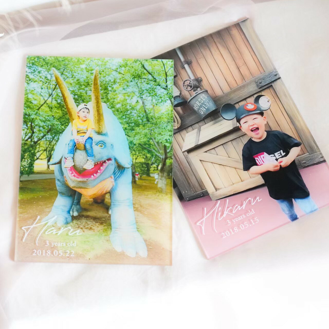 商品情報内容アクリルフォト印刷サイズA3（ 297mm × 420mm ）素材アクリル（厚さ3mm）☆ご注文に必要な情報と商品発送までの流れ1、オプション入力画面にて下記内容をご記載くださいませ。・お名前（例：Yuna）※頭文字大文字、それ以降は小文字・年齢：●years old / one year old2、お送りいただく写真はデジタルデータでお願いします。　 ご購入頂いた後に、データの送り方についてのご案内メールをお送りいたします。※ご案内の内容に沿って、データをお送りください※郵送でお送りいただく必要はございません※データサイズが大きく添付できない場合はファイル転送サービスをご利用ください3、製作可否のご連絡、　ならびにデザインのご確認連絡☆ご注意下さい☆お写真を頂いた後、完成イメージをお送りいたします。ご確認後の発送となります。※可否の返信がない場合、発送は保留となります。※写真によっては上手く反映できないケースがございます。製作可否の判断を事前に知りたい方は、問い合わせフォームよりお問い合わせください。4、確認完了後、製作・発送ご使用上の注意●万一の落下に考慮し、人が下を通る場所への設置はお避けください。●強い力を加えると、破損の原因になりますのでご注意ください。●変形、破損した場合はすぐに使用をおやめください。●小さなお子様やペットの手の届かない場所で使用・保管してください。●火気に近づけないでください。●本来の用途以外でのご使用はおやめください。注意事項●情報がそろい次第の作成となります●メールを受信する為に、photo@ammymade.comのドメイン解除をお願いいたします●注文日から3ヶ月間連絡がもらえない場合、お客様都合によるキャンセルとさせていただきます※すぐにお写真のご用意ができない場合、ご一報頂ければキャンセルの対象ではありません●お客様ご申告の情報の誤りに関しては、再作成ができませんので、ご入力の際には十分ご確認くださいませ●ご利用のモニター環境により、色合いが異なって見える場合がございます。●ガラスよりも透明度の高い素材に印刷いたしますので、データ画像よりも色彩や明度が異なって見える場合がございます。その他●ネコポス配送の為、ご到着日のご指定はいただけません。備考欄にご記入いただいてもお受けいたしかねますので予めご了承ください。フォトプリント〈写真印刷〉アクリル A3 名入れ years old フォトパネル オーダー プリント パネル オリジナル ボード アクリルプリント スマホ 写真 孫 ベビー 赤ちゃん 男の子 女の子 記念写真 ニューボーンフォト プレゼント 名前入り ファミリー 父の日 母の日 敬老の日 〜years old〜 スマホに保存してある写真やカメラマン撮影の写真を高画質印刷 シーン 誕生日 お祝い 贈答 透明 七五三 アクリル フォト オーダー 【おかげさまで、累計販売50,000個以上！】 ベビー・キッズのアイテムを販売してから総販売個数約5万個以上！＼お名前・年齢・お誕生日（日付）入り／ガラスよりも透明度の高い素材に、大切なお写真を印刷七五三の写真や思い出の家族写真など、、、A3のBIGなサイズもご対応可能☆ 高級印刷機を使用し、高画質印刷！ ガラスよりも透明度の高い素材に印刷 インスタフォロワー2万人以上！豊富な使用写真 スマホで撮った写真を綺麗に印刷して残したい カメラマンに撮ってもらった写真を印刷したい 人とは違うオシャレなプレゼントをしたい！ こんにちは！AmmyMadeです。AmmyMadeでは、一つ一つ丁寧に商品を作成、梱包して発送しています。すべて国内製造となっておりますので、安心してご利用ください。これ一つあるだけで、写真を撮った時のシーンが鮮明に残ります♩ サンプル確認完了次第～5営業日以内に発送1