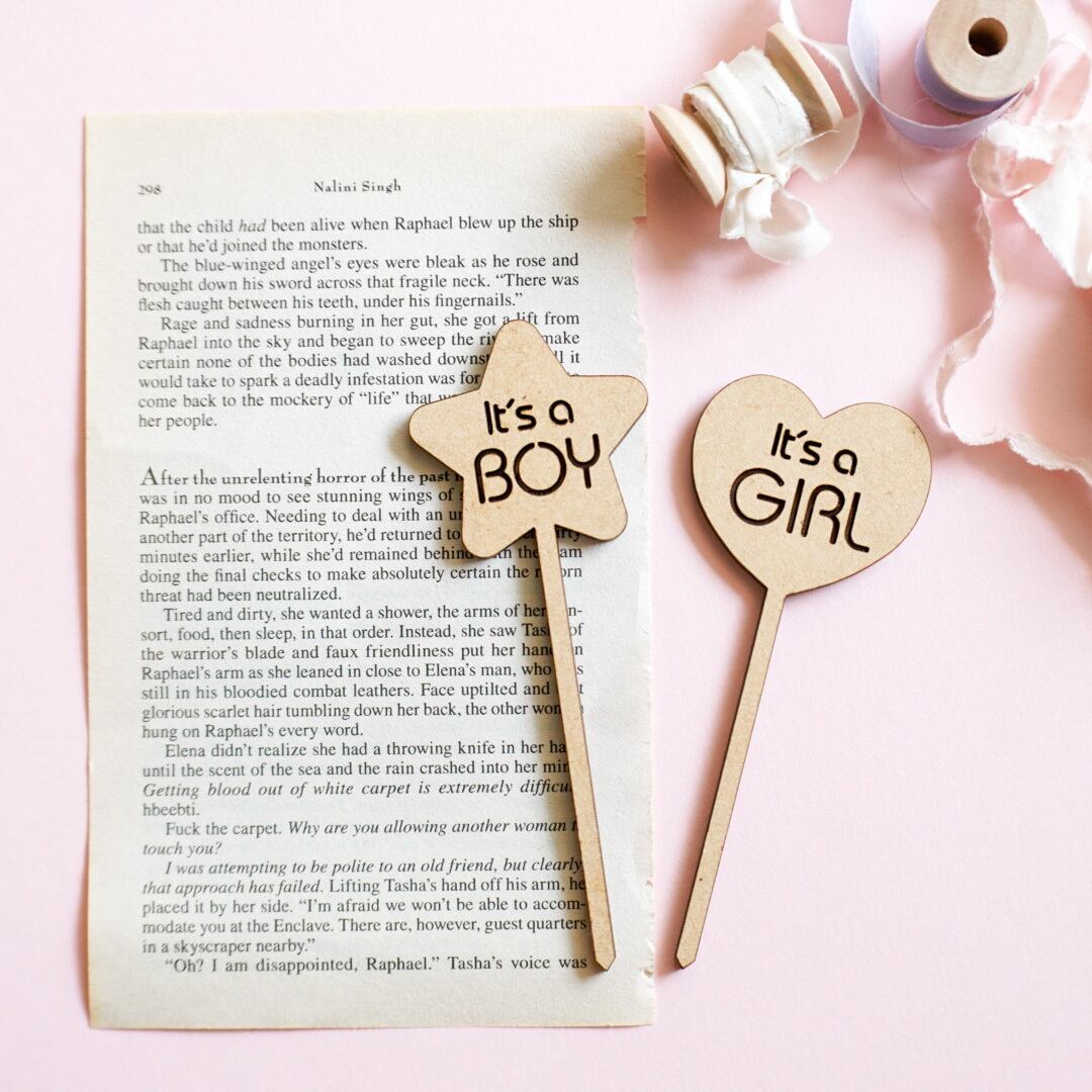 木製 ジェンダー ケーキトッパー 性別 発表 〈 it's a Boy / Girl 〉 マタニティ フォト ジェンダーリビールケーキ レター バナー ニューボーンフォト 飾り 月齢 フォト ニューボーン ウッド 命名書 誕生 Birthday かわいい 子供 カード プロップス パーティ 出産 準備 入院