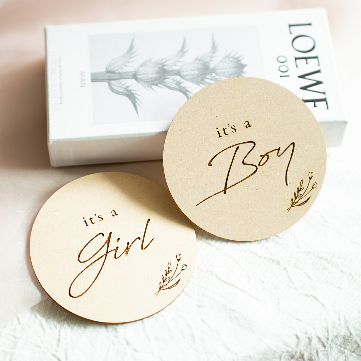 Rakuten - 木製 ジェンダー プレート 性別 発表 〈 it's a Boy / Girl 〉 マタニティ フォト レター バナー ニューボーンフォト 飾り 月齢 フォト ニューボーン ギフト カード ウッド 命名書 誕生日 Birthday たんじょうび 子供 こども カード プロップス wood banner 出産 準備 入院