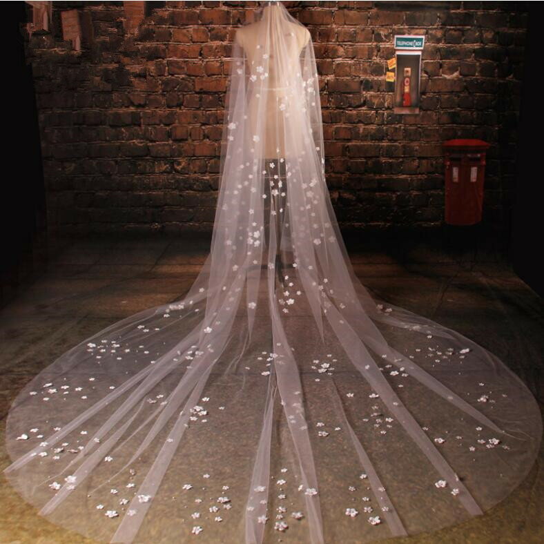 綺麗な立体感がある小花とパール飾りで豪華なロングベールです。ロングベール・フェイスアップ・ウェディングベール・ライダル・ウェディング・結婚式，人気，披露宴【オフホワイト】ブライズメイド