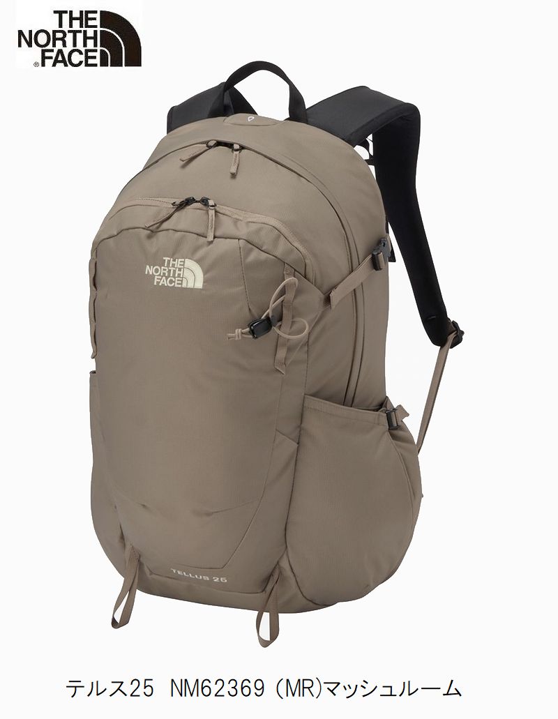 メーカー名：THE NORTH FACE 商品名：Tellus 25 品番：NM62369 カラー：（MR） Mushroom　マッシュルーム 日帰りハイキングから寝袋を持たない山小屋泊の山行、アクティブなスタイルの旅行やデイリーユースまで幅広く活用できるパネルローディング型のトレッキングパックです。 進化を続けるテルスシリーズは、EVAフォームとメッシュで構成した背面パネルを装備し、成形ショルダーで背負い心地を高めることで、通気性とフィット感を向上させました。 また、軽量化にも取り組み、耐久性とのバランスもアップデート。エントリーからベテランまで使いやすいスタンダードなバックパックとして完成しています。 フロントにはファスナー付きのダブルポケットを設け、その裏側にレインカバーを内蔵。両サイドには大容量のドロップポケットを装備。ハイドレーション対応や各種コンプレッション機能など、ユーザーの利便性を追求した開発を行い、リサイクル素材を使用することで、環境保護へも配慮しています。 Fabric 260Dリサイクルドビーナイロン、315Dリサイクルスモールドビーナイロン Function 通気性とフィット感を高めたEVA＋メッシュの背面パネルと成形のショルダー／フレームレスでもフィット感が高い背面内部のPEシート／はっ水ファスナーを使用した各ポケット／フロントにファスナーつきのダブルポケット／フロントダブルポケット裏面にレインカバー内蔵／両サイドに共地の大型収納ポケット／フロント両側デイジーチェーン／ポールループとコードロック式のストッパー／取り外し可能なヒップベルト／ハイドレーション対応 原産国　ベトナム Size　ONE SIZE Weight　約910g 寸法　H50.5×W30×D18cm Capacity　26L メーカー希望小売価格はメーカーサイトに基づいて掲載しています