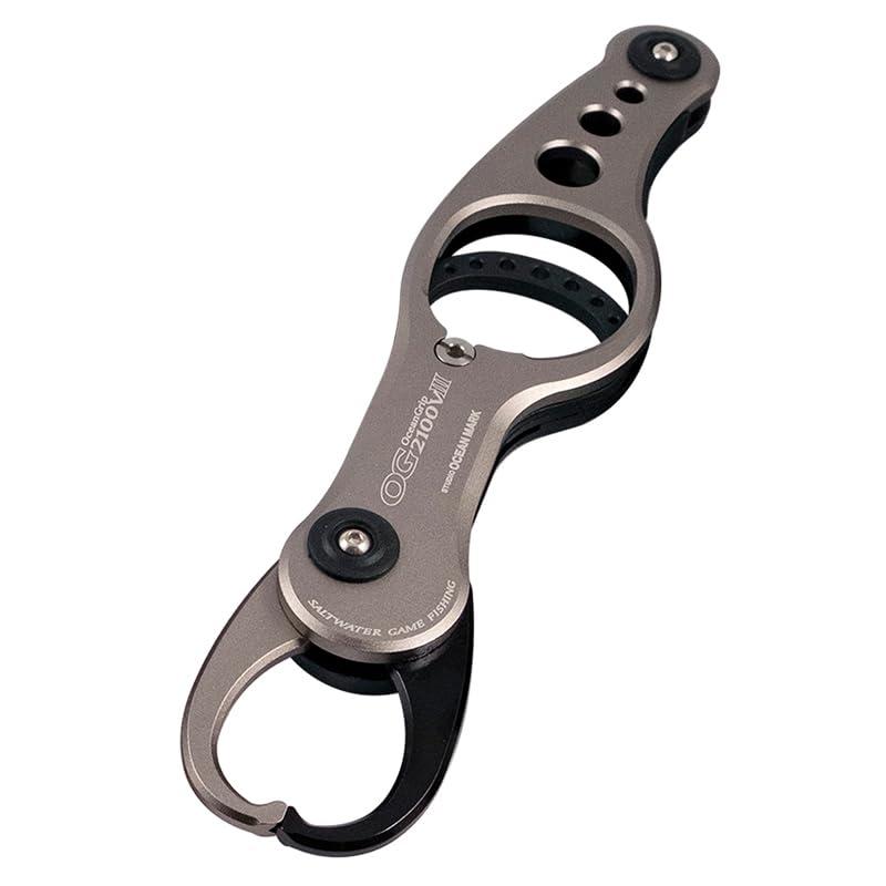 スタジオオーシャンマーク(Studio Ocean Mark) OCEAN GRIP (オーシャングリップ) OG2100VIII フィッシュグリップ Ti (チタン)ボディカラー: ｢Ti (チタン)｣全長: 210mm / 自重:96g搭載機能:｢新形状・先端グリップ (薄い皮膚を貫通しにくい形状)｣｢Newサーフェースデザイン (自在C面処理/新意匠)｣｢ハイブリット構造 (アルミマシンカットボディ&amp;強化樹脂)｣注意点: 本商品は｢表側 アルミマシンカット / 裏側 強化樹脂ハイブリットボディ構造｣であり、｢アルミマシンカットボディ側｣はカラー名の色、｢強化樹脂ボディ側｣はブラックカラーで仕上げおります。あらかじめご了承くださいシリーズ:【 オーシャングリップ OG2100V III 】……フィッシュロングセラーモデル｢OG2100｣の三代目モデル登場掴んだ瞬間からズレがなく、薄い皮膚を貫通しにくい｢先端形状｣に変更。アルミマシンカットボディーと強化樹脂のハイブリット構造で強度と軽量化を実現軽量で操作性が高く、アフターサービスも確り対応するNewスタンダードモデルです