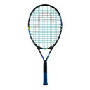 SPEC フェイスサイズ105平方インチ ウェイト平均240g バランス平均305mm レングス25インチ フレーム厚20mm ストリングパターン16×19 推奨テンション- 素材/テクノロジーアルミニウム 名称Head NOVAK 25 Junior Tennis Racquet 原産国中国 仕様ノバク・ジョコビッチの名前が付けられたカラフルなNOVAK TENNIS RACQUETは、テニスを始めたばかりの男児にぴったりです。 ・8-10歳(身長127-141cm)のお子様に ・ノバク・ジョコビッチにちなんだ製品名 ・カラフルなデザイン ・振動を抑える「Damp+」インサート ・マスクとしても着用可能なカラフルなヘッダーカード ・ステッカー付き ・ハーフラケットカバー付 ※ガット張り上げ済 ※アルミ素材なので、スポンジボール・ミディーボールを打つのに最適です。アルミ素材は低価格ですが、通常の硬式ボールを打つとお子様の体に負担がかかります。 通常の硬式ボールを使用される場合はグラファイト素材のラケットがお勧めです。 注意【ジュニアラケットのカバーについて】 破れやすいビニール素材のためキズや破れがある場合があります。ご理解の上ご注文ください。