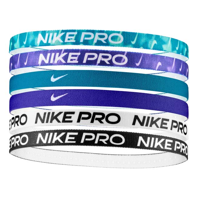 SPEC カラーグリーンアビス×コートパープル×ブラック(388) サイズフリー ※平置きサイズ：約1.2×23.5cm 素材ポリエステル76%、ポリウレタン24% 入数色違い6本入り 名称Nike Flex Headbands 6PK 原産国/製造国タイ 仕様・特徴6色のヘッドバンド。その日の気分でお選びいただけます。 ・前面中央にメーカーロゴ ・カラー違い6本セット ・汗を効果的に目から遮断し、集中力を維持 ・衝撃の大きい動きでもずれにくく、しっかりとした快適なフィット感を実現 ※N1011930388OS 注意【メール便ご利用の注意】 メール便での発送は厚さ大きさの規定がございますため、厚みのあるパッケージは中身を出し、帽子などの立体的な商品は平らに成型しての発送となります。 また、代金引換・日時指定できません。予めご了承ください。 型崩れ・パッケージなどを気になされる場合は[宅配便]をご選択ください。 メーカー希望小売価格はメーカーサイトに基づいて掲載しています