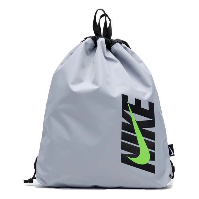 樂天商城 - ＼最大1500円クーポン！22日〜27日10時まで／ナイキ(NIKE) 2026 SS ジュニア ドローストリングプールバッグ 10L ナップザックタイプ スイムバッグ 水泳 男子 女子 1994042-0018 グレー(26y4m)[次回使えるクーポンプレゼント]