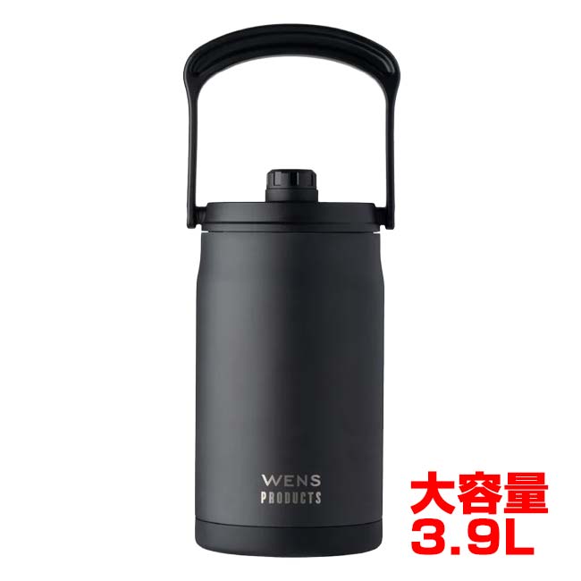 SPEC カラーブラック サイズ本体：約Φ16×31cm ※持ち手含まず／パッケージサイズ：約18×19.6×32.8cm ウェイト約1720g 容量約3.9L 素材内びん、口金：ステンレス鋼／胴部：ステンレス鋼(ポリエステル樹脂塗装)／ふたユニット：ポリプロピレン／パッキン、底カバー：シリコーンゴム 保冷効果9度以下(6時間後) 原産国/製造国中国 仕様・特徴氷をたっぷり入れて長時間冷たさを保てる保冷専用の大容量ジャグ。広い口径で大きな氷の出し入れや洗浄がしやすく、アイスペールや簡易クーラーボックスとしても活躍。注ぎやすい長めのハンドルや、開いた状態で固定できるキャップ構造など、アウトドアでの使いやすさにこだわった仕様です。 ・大容量＆ワイド口径で氷がたっぷり入る ・開けたまま固定できる一体型スクリューキャップ ・大型ハンドルで持ち運びやすく、注ぎやすい ・キズや衝撃に強いタフな仕様 ・真空断熱構造で冷たさ長持ち ・手を入れて洗いやすい広口設計＆着脱しやすいパッキン ※ジャグ以外のアウトドア用品等は撮影用です。付属しません。 注意▲輸送上、パッケージに多少の凹み、キズがあります。ご理解ご了承の上お買い求めください。