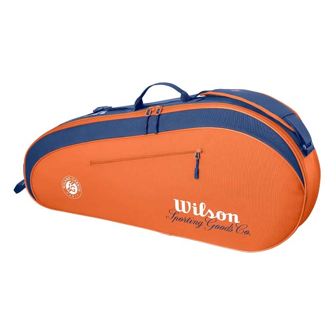 SPEC カラークレー×ネイビー サイズ約73×10×33cm 素材ポリエステル100% 名称WILSON TEAM ROLAND GARROS 2026 3PK RACKET BAG 原産国/製造国中国 仕様・特徴シンプルさ、効率性、そしてスタイルを兼ね備え、用具を持ち運びたいプレーヤーのためにデザインされたラケットバッグ。ローラン・ギャロスの象徴的なカラーをあしらったモダンなデザインは、スポーティなエレガンスと機能性を融合させ、コート上でのプレーをサポートします。 ・メインコンパートメント×1 ・アクセサリポケット×1 ・持ち手×1 ・手提げハンドル×1 ・パッド付きショルダーベルト×1 ※シューズポケットは無し ※ラケットバッグ以外のラケットや小物等は撮影用です。付属しません。