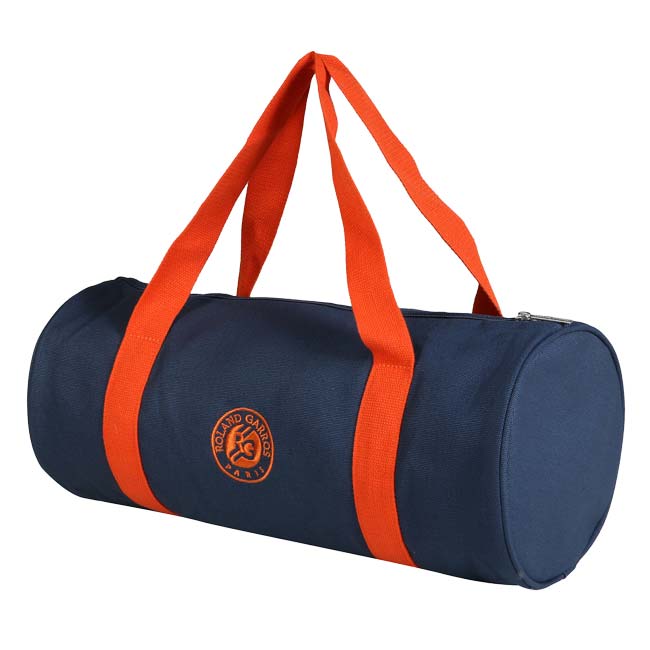 SPEC カラーネイビー サイズ約47×21×20,5cm 素材本体：綿100%／裏地：ポリエステル100% 名称ROLAND GARROS DUFFEL BAG 原産国/製造国中国 仕様・特徴スポーツシーンだけでなく、ちょっとしたお出かけや旅行にも最適なダッフルバッグです。 ・メインコンパートメント×1 ・手提げハンドル×2 ・前面、背面にローランギャロスの刺繍